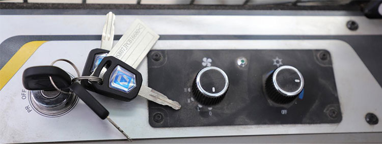 Chargeuse compacte à direction à glissement Chargeuse compacte à direction à glissement